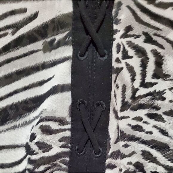 Guess Cold Shoulder Slit Arm Black White Zebra Leooard Print V Neck Blouse - Picture 5 of 7